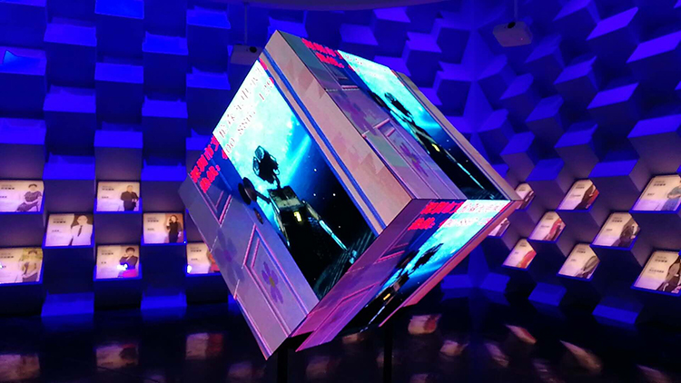 ¿Quieres que tu punto de acceso se vuelva viral? La pantalla LED impermeable de forma irregular es visualmente atractiva y duradera.